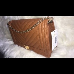 Shop our “Bella” handbag in brown 👜🧡